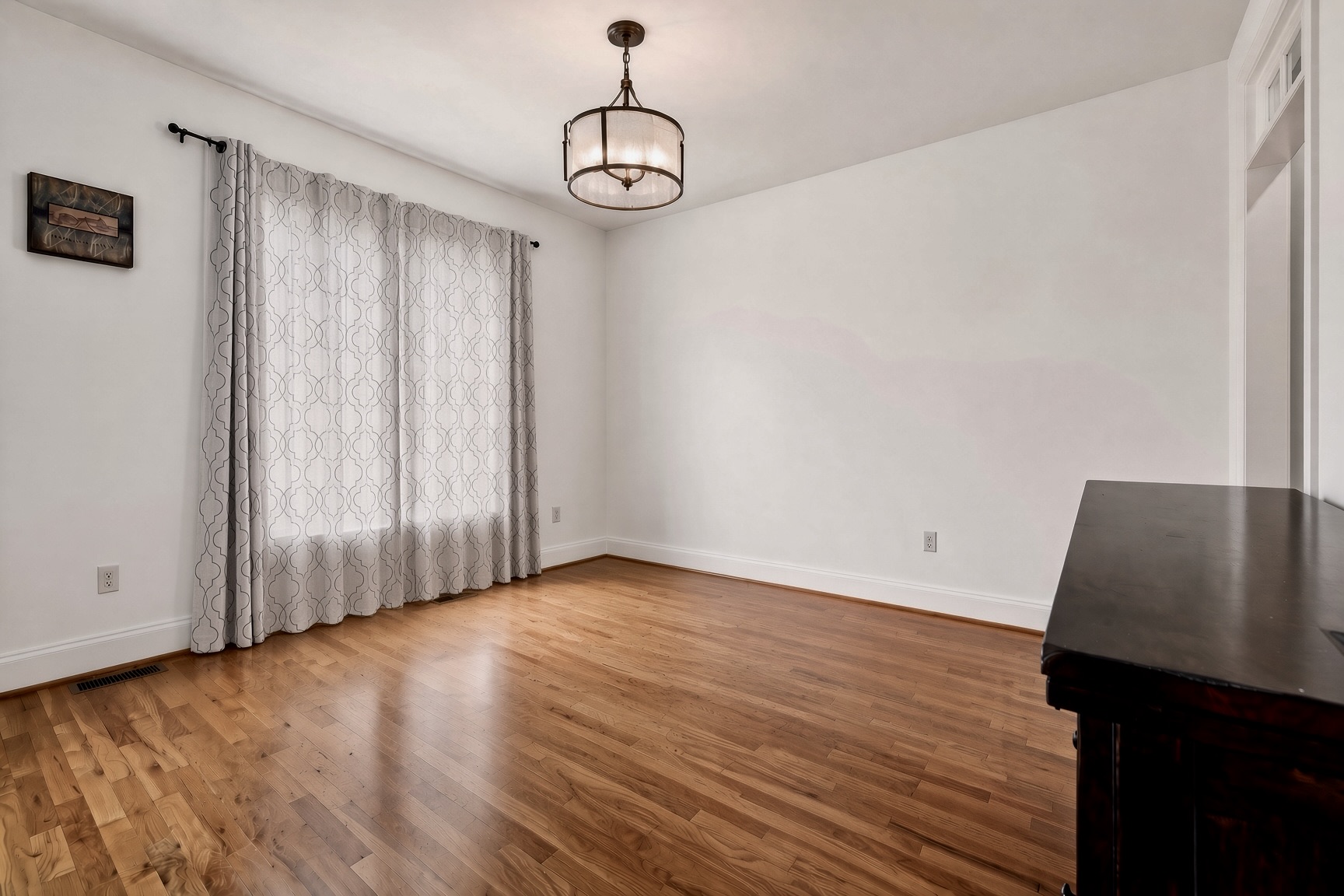 Dining Room Accent & Wainscoting before painting